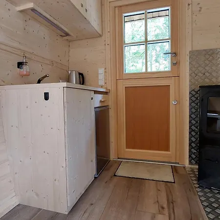 Kamp alanı Gemuetliches Holzhaeuschen Adelboden