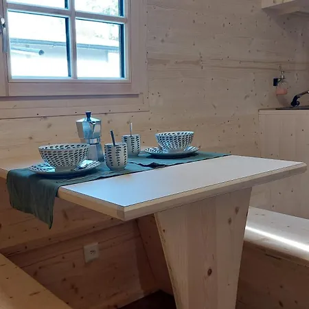 Kamp alanı Gemuetliches Holzhaeuschen Adelboden
